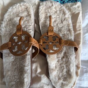 Tory Burch Shearling-Lined Tan Leather Sandals with Logo Medallion NWOT Size 10